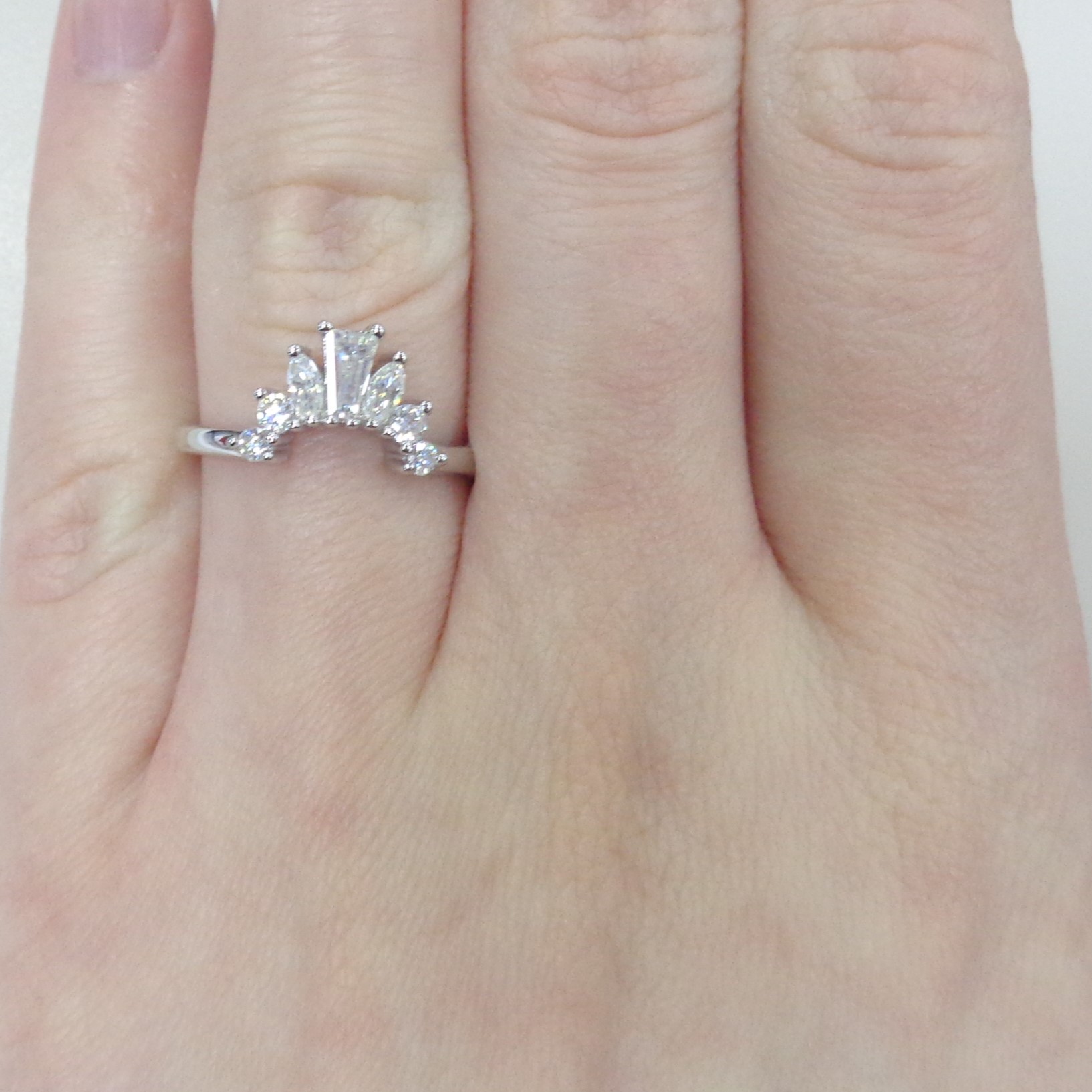 Серебряное кольцо с муассанитами